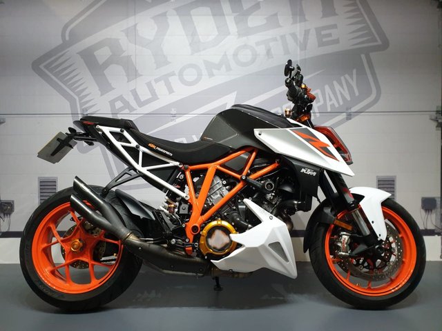 2017 17 KTM 1290 Superduke R MY17
