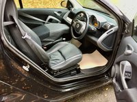 USED 2008 58 SMART FORTWO CABRIO 1.0 PASSION 2d AUTO 84 BHP 2 LADY OWNER//X12 SERVICES WITH BROOKLAND MERCEDES SERVICE HISTORY//BLACK LEATHER//HEATED SEATS//AIRCON//ALLOYS 84 BHP 2 LADY OWNER//X12 BROOKLAND MERCEDES SERVICE HISTORY STAMPS// BLACK LEATHER//HEATED SEATS//AIRCON//ALLOYS