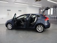 USED 2018 18 VOLVO V40 1.5 T2 INSCRIPTION 5d 120 BHP WITH ONLY JUST OVER 3,000 MILES AND STUNNING CONDITION.