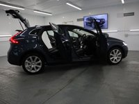 USED 2018 18 VOLVO V40 1.5 T2 INSCRIPTION 5d 120 BHP WITH ONLY JUST OVER 3,000 MILES AND STUNNING CONDITION.