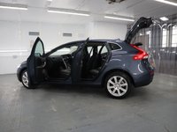 USED 2018 18 VOLVO V40 1.5 T2 INSCRIPTION 5d 120 BHP WITH ONLY JUST OVER 3,000 MILES AND STUNNING CONDITION.