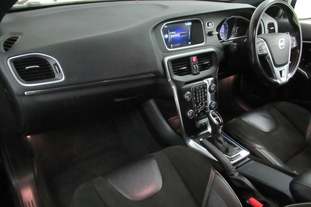 USED 2016 65 VOLVO V40 2.0 D2 R-DESIGN NAV AUTO 5d 118 BHP 