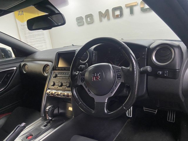 2011 NISSAN GT-R - Photo 5