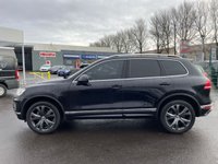 USED 2015 65 VOLKSWAGEN TOUAREG 3.0 V6 R-LINE TDI BLUEMOTION TECHNOLOGY 5d 259 BHP **1 FORMER KEEPER - FULL 1 YEARS MOT - ALLOYS- SAT NAV-TURBO DIESEL - CLIMATE CONTROL- FINANCE AVAILABLE!!