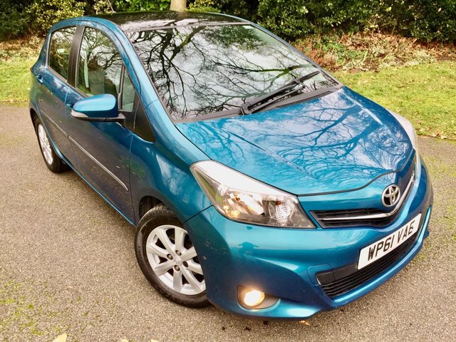 2011 61 Toyota Yaris 1.3 VVT-I T SPIRIT 5d AUTO 98 BHP ONLY 20,000 MILES//2 OWNERS//SATNAV/REAR PARK CAMERA//PANORAMIC SUNROOF//30 POUND ROAD TAX\\X9 SERVICE SAMPS