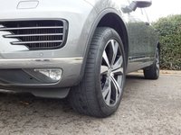 USED 2015 15 VOLKSWAGEN TOUAREG 3.0 V6 R-LINE TDI BLUEMOTION TECHNOLOGY 5d 259 BHP BIG PAN ROOF - ELECTRIC DEPLOYABLE TOW BAR - FULL VW SERVICE HISTORY - ONE OWNER FROM NEW - ELECTRIC MEMORY FRONT SEATS