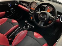 USED 2011 11 MINI CLUBMAN 1.6 COOPER D 5d 112 BHP 17 INCH ALLOYS,   HALF LEATHER RED SPORT INTERIOR