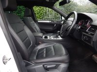 USED 2013 13 VOLKSWAGEN TOUAREG 3.0 V6 R-LINE TDI BLUEMOTION TECHNOLOGY 5d 242 BHP VW Service History-PANO-Heated Seat