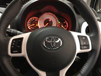 USED 2013 63 TOYOTA YARIS 1.3 VVT-I TREND 5d 99 BHP * PRIVACY * CLIMATE * NAV * ALLOYS * ONLY 34K MILES *