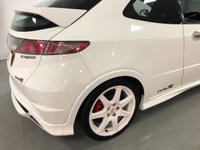 USED 2009 59 HONDA CIVIC 2.0 I-VTEC TYPE-R CHAMPIONSHIP WHITE 3d 198 BHP * CLIMATE CONTROL * PARKING SENSORS * 18 INCH ALLOY WHEELS *