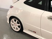 USED 2009 59 HONDA CIVIC 2.0 I-VTEC TYPE-R CHAMPIONSHIP WHITE 3d 198 BHP * CLIMATE CONTROL * PARKING SENSORS * 18 INCH ALLOY WHEELS *