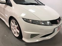 USED 2009 59 HONDA CIVIC 2.0 I-VTEC TYPE-R CHAMPIONSHIP WHITE 3d 198 BHP * CLIMATE CONTROL * PARKING SENSORS * 18 INCH ALLOY WHEELS *