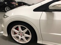 USED 2009 59 HONDA CIVIC 2.0 I-VTEC TYPE-R CHAMPIONSHIP WHITE 3d 198 BHP * CLIMATE CONTROL * PARKING SENSORS * 18 INCH ALLOY WHEELS *