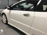 USED 2009 59 HONDA CIVIC 2.0 I-VTEC TYPE-R CHAMPIONSHIP WHITE 3d 198 BHP * CLIMATE CONTROL * PARKING SENSORS * 18 INCH ALLOY WHEELS *