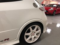 USED 2009 59 HONDA CIVIC 2.0 I-VTEC TYPE-R CHAMPIONSHIP WHITE 3d 198 BHP * CLIMATE CONTROL * PARKING SENSORS * 18 INCH ALLOY WHEELS *