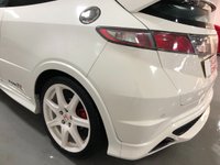 USED 2009 59 HONDA CIVIC 2.0 I-VTEC TYPE-R CHAMPIONSHIP WHITE 3d 198 BHP * CLIMATE CONTROL * PARKING SENSORS * 18 INCH ALLOY WHEELS *