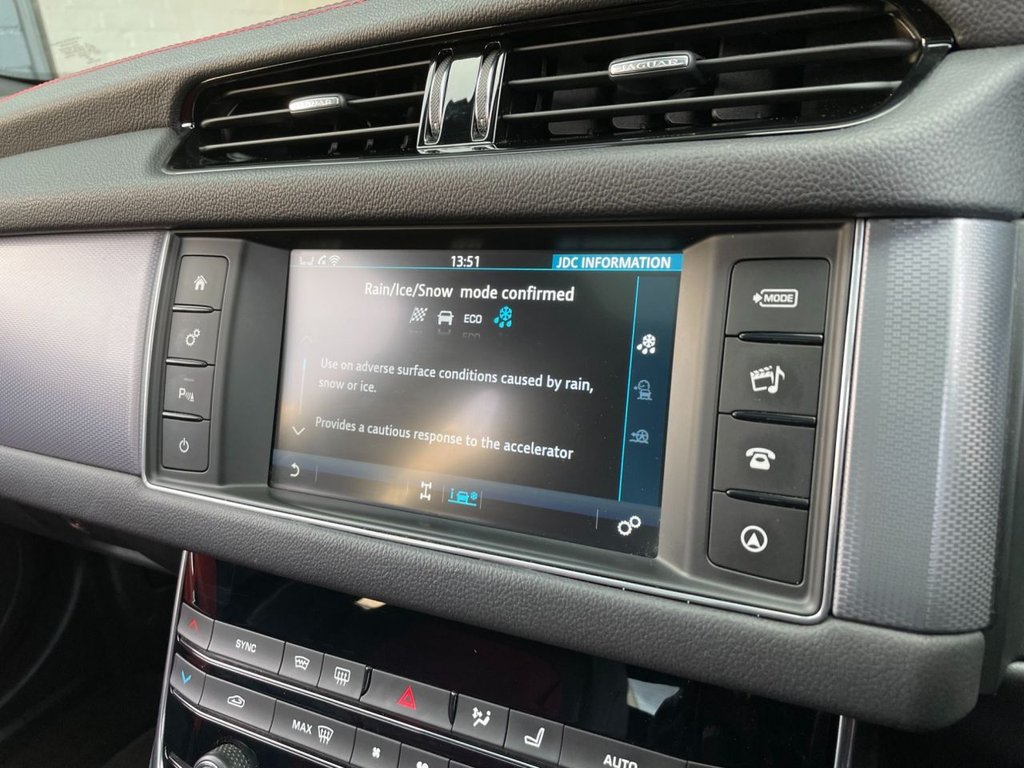 USED 2017 66 JAGUAR XF 2.0 D R-SPORT AWD 4d 177 BHP 