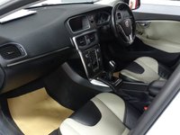 USED 2015 15 VOLVO V40 1.6 D2 CROSS COUNTRY LUX NAV 5d 113 BHP STUNNING TWO-TONE INTERIOR