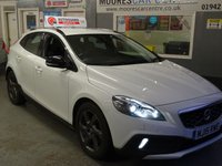 USED 2015 15 VOLVO V40 1.6 D2 CROSS COUNTRY LUX NAV 5d 113 BHP STUNNING TWO-TONE INTERIOR