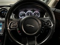 USED 2014 14 JAGUAR XJ 3.0 D V6 PORTFOLIO L 4d 275 BHP * PAN ROOF * CLIMATE *  PRIVACY * NAV * 20" ALLOYS * PARKING SENSORS *
