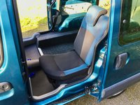 USED 2009 09 RENAULT KANGOO 1.6 AUTHENTIQUE 16V 5d AUTO 94 BHP x12 SERVICE STAMPS//ONLY 32,500 MILES// HAND CONTROLS FOR BRAKE AND ACCELERATOR (REMOVABLE)