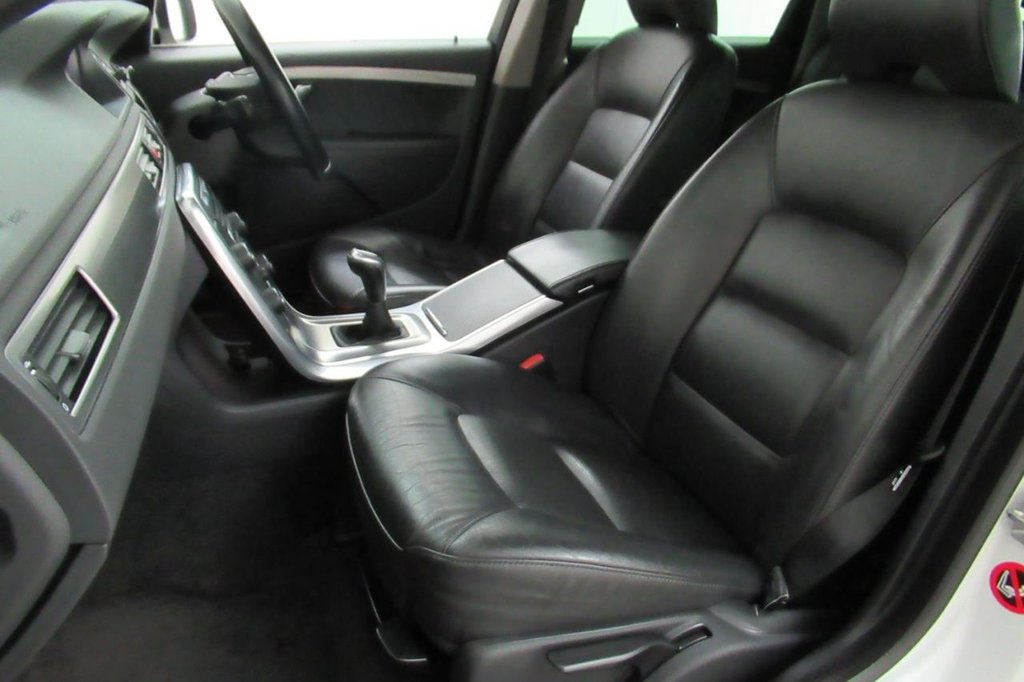 USED 2014 14 VOLVO V70 2.0 D4 SE NAV 5d 178 BHP 