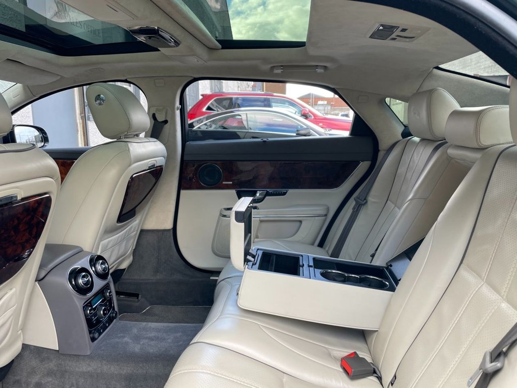 USED 2010 10 JAGUAR XJ 3.0 D V6 PORTFOLIO LWB 4d 275 BHP 