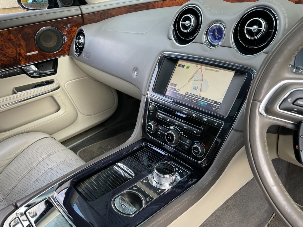 USED 2010 10 JAGUAR XJ 3.0 D V6 PORTFOLIO LWB 4d 275 BHP 