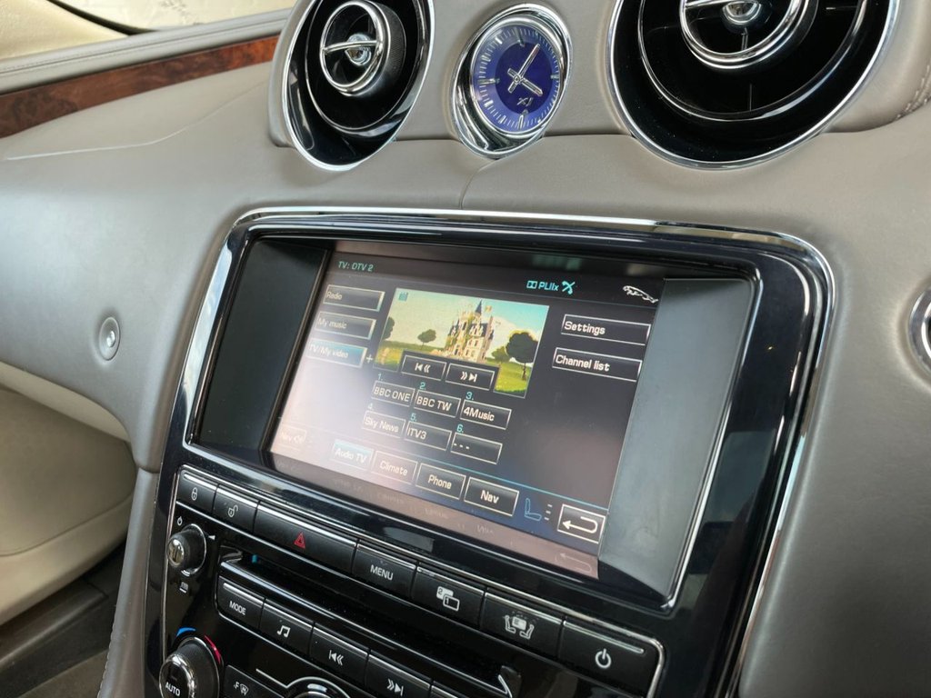 USED 2010 10 JAGUAR XJ 3.0 D V6 PORTFOLIO LWB 4d 275 BHP 