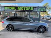 USED 2020 20 BMW 5 SERIES 3.0 530D XDRIVE M SPORT TOURING 5d 261 BHP +  BLACK LEATHER WITH HEATED SEATS + BLUETOOTH + FULL SERVICE HISTORY + HEAD UP DISPLAY +