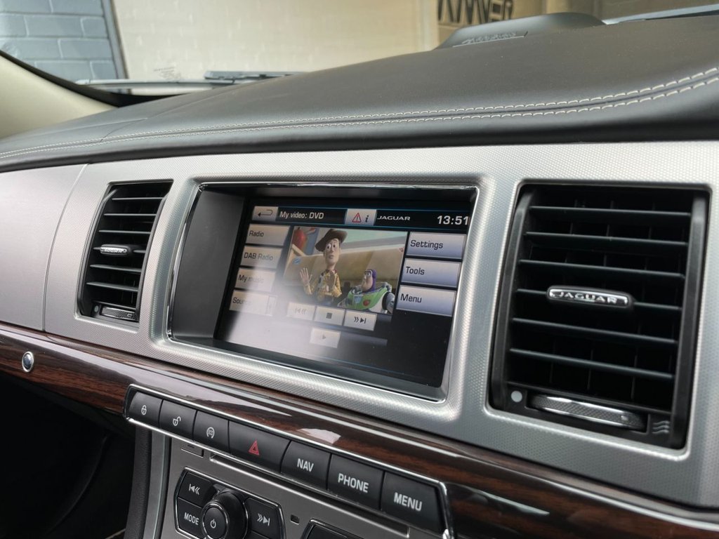 USED 2015 15 JAGUAR XF 2.2 D PORTFOLIO 4d 200 BHP 