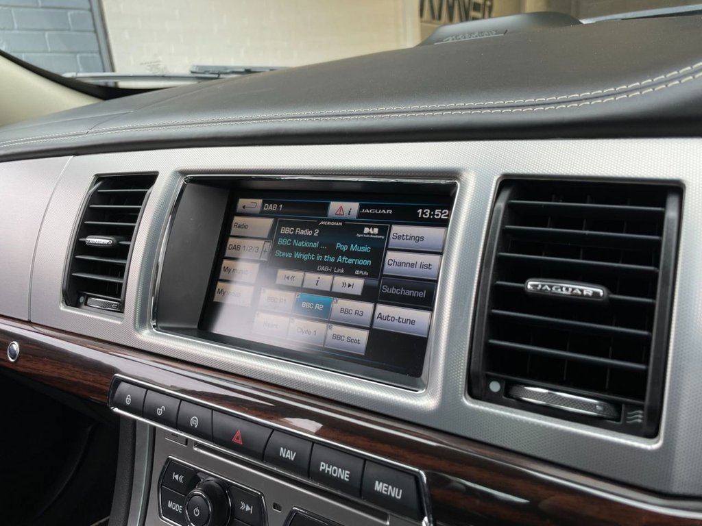 USED 2015 15 JAGUAR XF 2.2 D PORTFOLIO 4d 200 BHP 