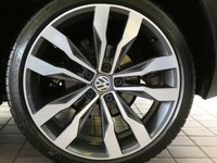 USED 2020 20 VOLKSWAGEN T-ROC 1.5 R-LINE TSI EVO DSG 5d 148 BHP STUNNING EXAMPLE SAT NAV PART LEATHER INTERIOR VW WARRANTY MAR 2023