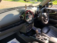 USED 2018 68 MINI CLUBMAN 2.0 COOPER S EXCLUSIVE 5d 190 BHP HUGE SPEC MINI COOPER 'S' CLUBMAN EXCLUSIVE - SAT NAV - PANORAMIC GLASS ROOF - AUTOMATIC TRANSMISSION - 18 INCH UPGRADE ALLOYS - FULL LEATHER INTERIOR -  FULL SERVICE HISTORY - COMFORT PLUS PACK - HEADS UP DISPLAY, HARMAN KARDON HI-FI