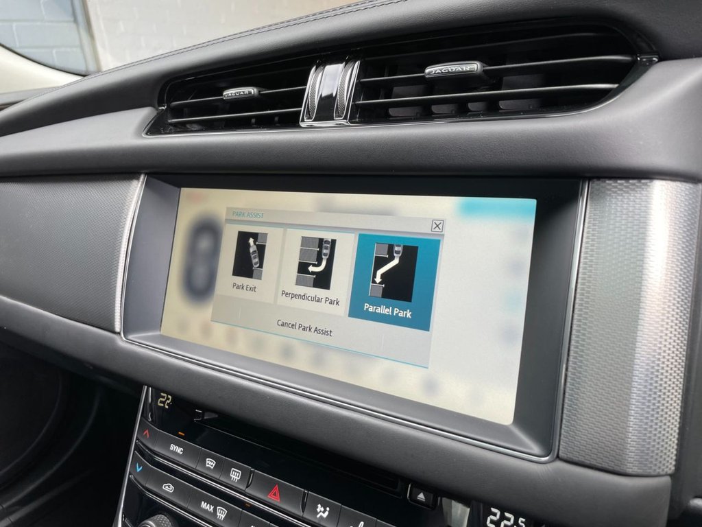 USED 2017 17 JAGUAR XF 2.0 D PORTFOLIO 4d 177 BHP 