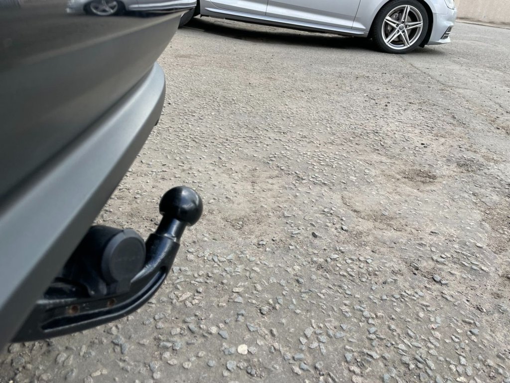 USED 2017 17 JAGUAR XF 2.0 D PORTFOLIO 4d 177 BHP 