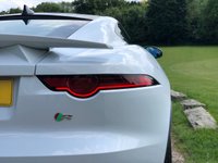 USED 2018 18 JAGUAR F-TYPE 5.0 V8 R AWD 2d 543 BHP CARBON FIBRE EXTERIOR PACK