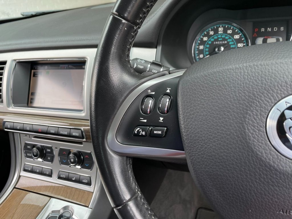 USED 2012 12 JAGUAR XF 2.2 D PREMIUM LUXURY 4d 190 BHP 