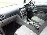 USED 2010 10 FORD FOCUS 1.6 ZETEC 5d 100 BHP www.suffolkcarcentre.co.uk - Located at Ilketshall