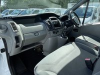 USED 2014 14 VAUXHALL VIVARO 2.0 COMBI SHUTTLE 9 SEATER MINIBUS CDTI 115 Stunning Example Throughout