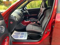 USED 2011 11 NISSAN JUKE 1.6 ACENTA PREMIUM 5d 117 BHP 2011 NISSAN JUKE ACCENTA PREMIUM - SATELLITE NAVIGATION - REAR VIEW CAMERA - FACTORY SP STYLING KIT - 17 INCH BRIGHT SILVER ALLOYS - CRUISE CONTROL - BLUETOOTH - FORCE RED PEARL METALLIC