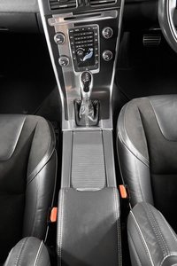 USED 2017 17 VOLVO XC60 2.4 D5 R-DESIGN NAV AWD 5d 217 BHP + NATIONWIDE HOME DELIVERY +