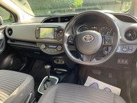 USED 2018 18 TOYOTA YARIS 1.5 VVT-I ICON TECH 5d 73 BHP 2018 TOYOTA YARIS ICON TECH - VVTi - SELF CHARGING HYBRID ELEC VEHICLE - AUTOMATIC - SAT-NAV - REAR REVERSE CAMERA - 1 FORMER KEEPER - SERVICE HISTORY
