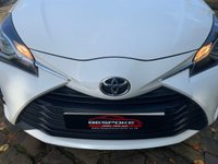 USED 2018 18 TOYOTA YARIS 1.5 VVT-I ICON TECH 5d 110 BHP 2018 TOYOTA YARIS 1.5 ICON TECH - SAT NAV - CRUISE CONTROL - LANE ASSIST - 1 FORMER KEEPER - FULL SERVICE HISTORY - REAR REVERSING CAMERA - IDEAL 1ST CAR - LOW INSURANCE GROUP