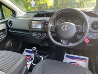 USED 2018 18 TOYOTA YARIS 1.5 VVT-I ICON TECH 5d 110 BHP 2018 TOYOTA YARIS 1.5 ICON TECH - SAT NAV - CRUISE CONTROL - LANE ASSIST - 1 FORMER KEEPER - FULL SERVICE HISTORY - REAR REVERSING CAMERA - IDEAL 1ST CAR - LOW INSURANCE GROUP