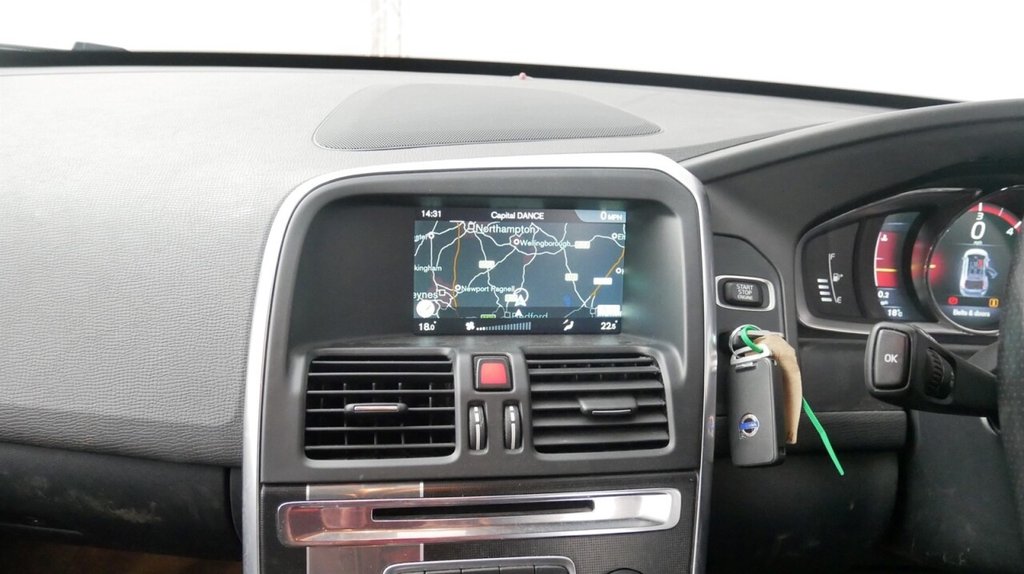 USED 2015 15 VOLVO XC60 2.0 D4 R-DESIGN NAV 5d 188 BHP FRONT & REAR PARKING SENSORS