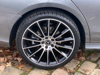 USED 2019 19 MERCEDES-BENZ E-CLASS 2.0 E 220 D AMG LINE 4d 192 BHP 2019 MERCEDES E-220D AMG-LINE G/TRONIC + AUTOMATIC WITH PADDLE-SHIFT - SATELLITE NAVIGATION - 1 PRIVATE OWNER FROM BRAND NEW - FULL MAIN DEALER SERVICE HISTORY - 19 INCH UPGRADE AMG ALLOYS - AMBIENT LIGHTING - REAR VIEW CAMERA - PARK ASSIST - PANORAMIC GLASS ROOF