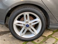 USED 2016 16 FORD FOCUS 1.0 ZETEC 5d 124 BHP ZETEC 1.0 ECO-BOOST TURBO - SATELLITE NAVIGATION - &pound;20 ROAD TAX 12 MONTHS - 3 FORMER KEEPERS - 16 INCH BRIGHT SILVER ALLOYS