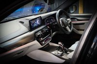 USED 2020 70 BMW M5 4.4 M5 COMPETITION 4d 617 BHP HEAD UP DISPLAY, HARMAN KARDON SOUND, GESTURE CONTROL, HEATED FRONT AND REAR SEATS, 360 CAMERA, WIRELESS CHARGING AND MORE