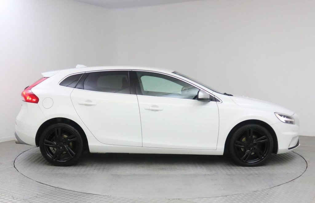 USED 2017 67 VOLVO V40 2.0 D2 R-DESIGN PRO 5d  